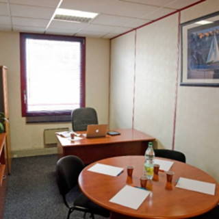 Bureau privé 18 m² 3 postes Location bureau Rue Colbert Montigny-le-Bretonneux 78180 - photo 2